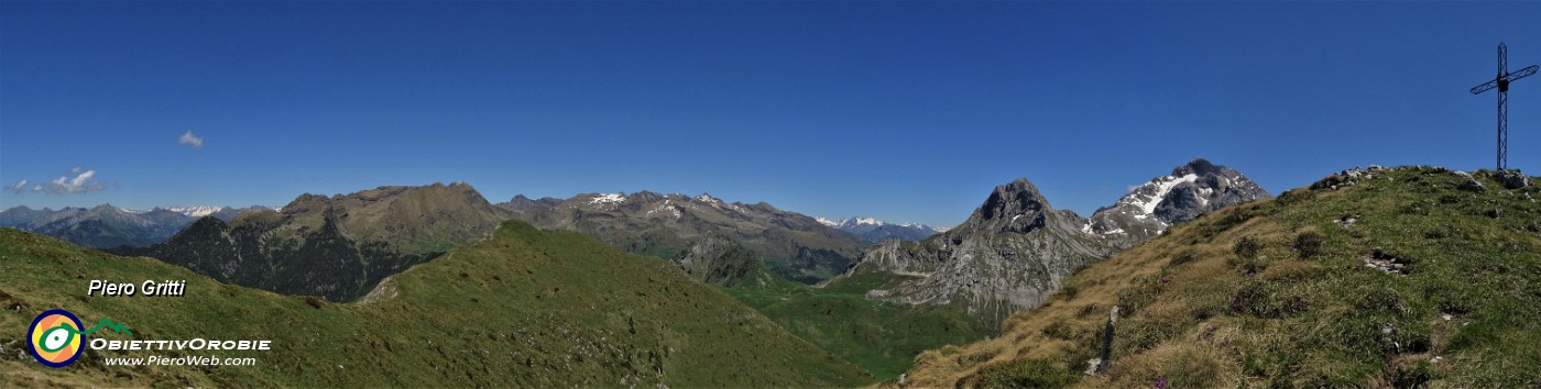 45 Dalla croce del Vindiolo vista verso Arera-Corna Piana a dx  e Monte Vetro a sx.jpg